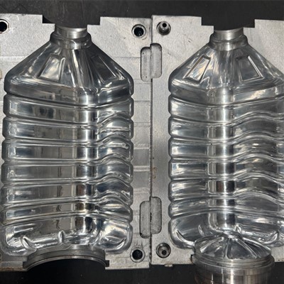 Aká je spotreba energie 6-dutinovej vyfukovacej formy?